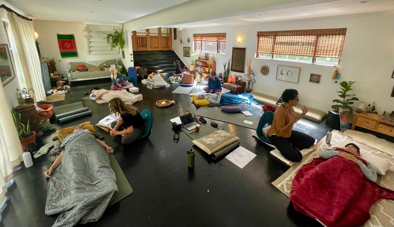 Gruppe beim gemeinsamen Breathwork